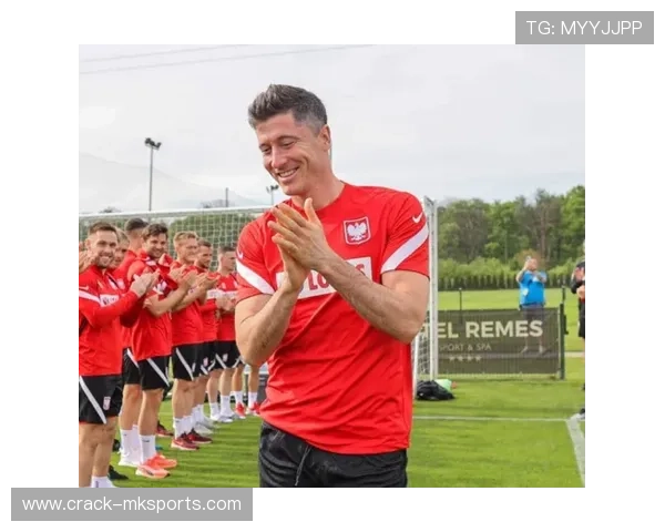 莱万多夫斯基因腿筋不适缺阵，球队备战迎新挑战