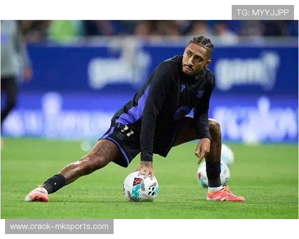 拉菲尼亚边路突破如风，灵动攻势点燃全场焦点