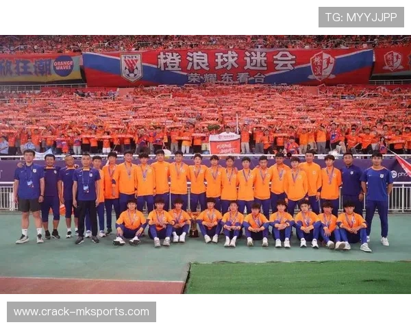 山东泰山球迷橙色热潮席卷赛场 山东泰山球迷橙色热潮席卷赛场